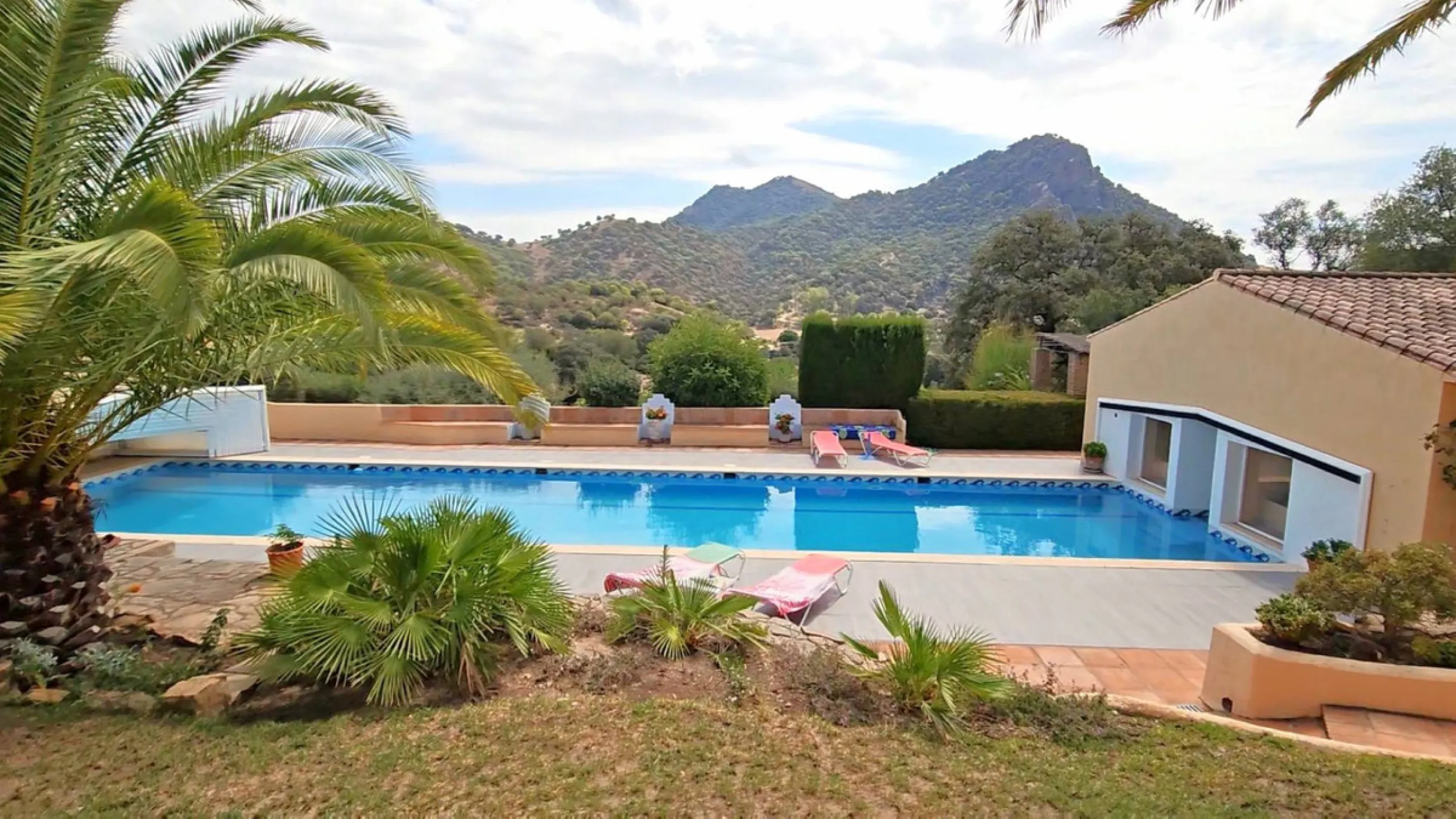 For sale Gaucin - luxury meets tradition in the heart of Southern Spain!   All 100% paperwork in order . Property has DAFO Nestled amidst the captivating landscapes near the picturesque white village of Gaucin, this exquisite Country Estate effortlessly c