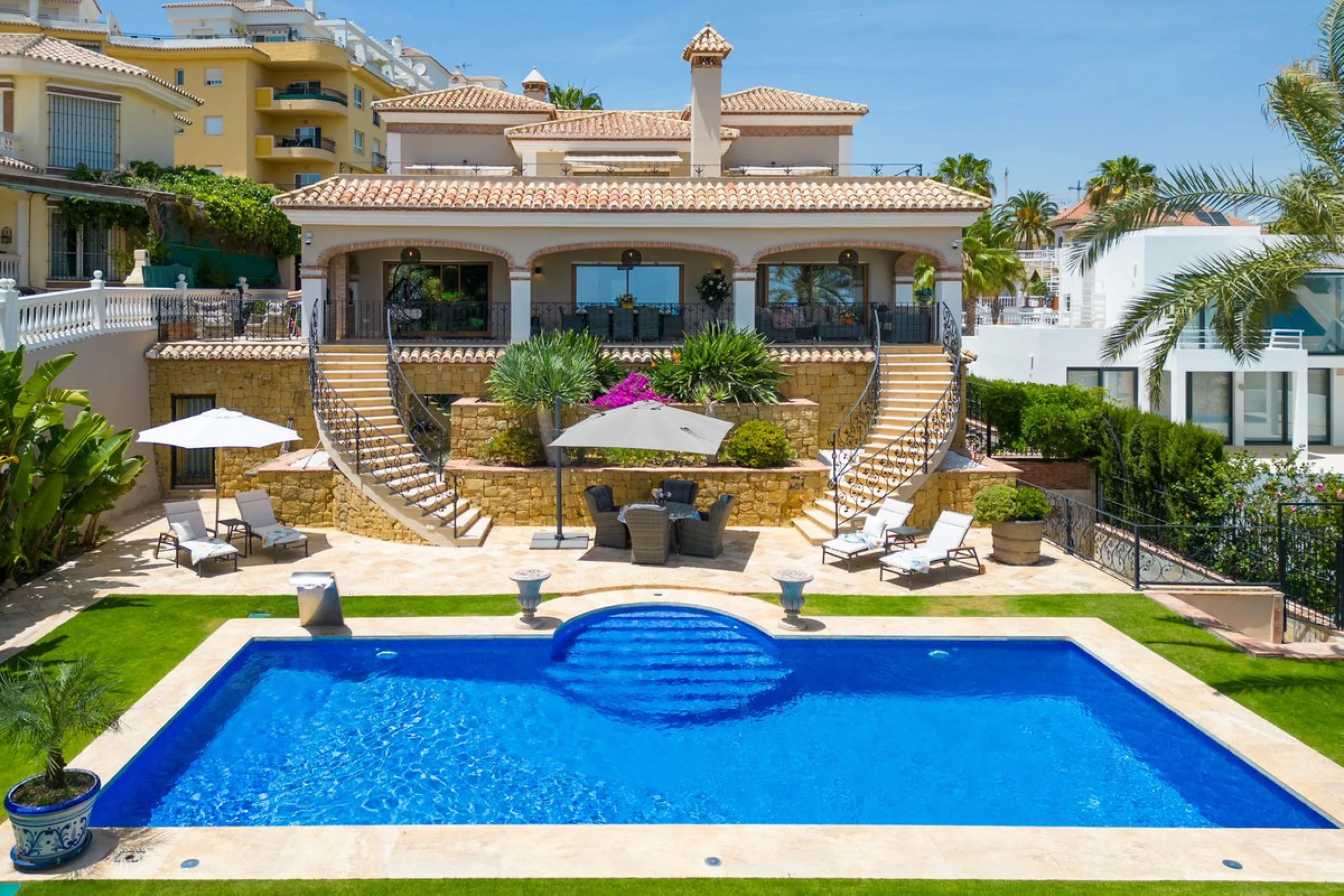 LUXURIOUS VILLA WITH SEA VIEWS AND TOP FACILITIES WITHIN WALKING DISTANCE OF LA CALA DE MIJAS