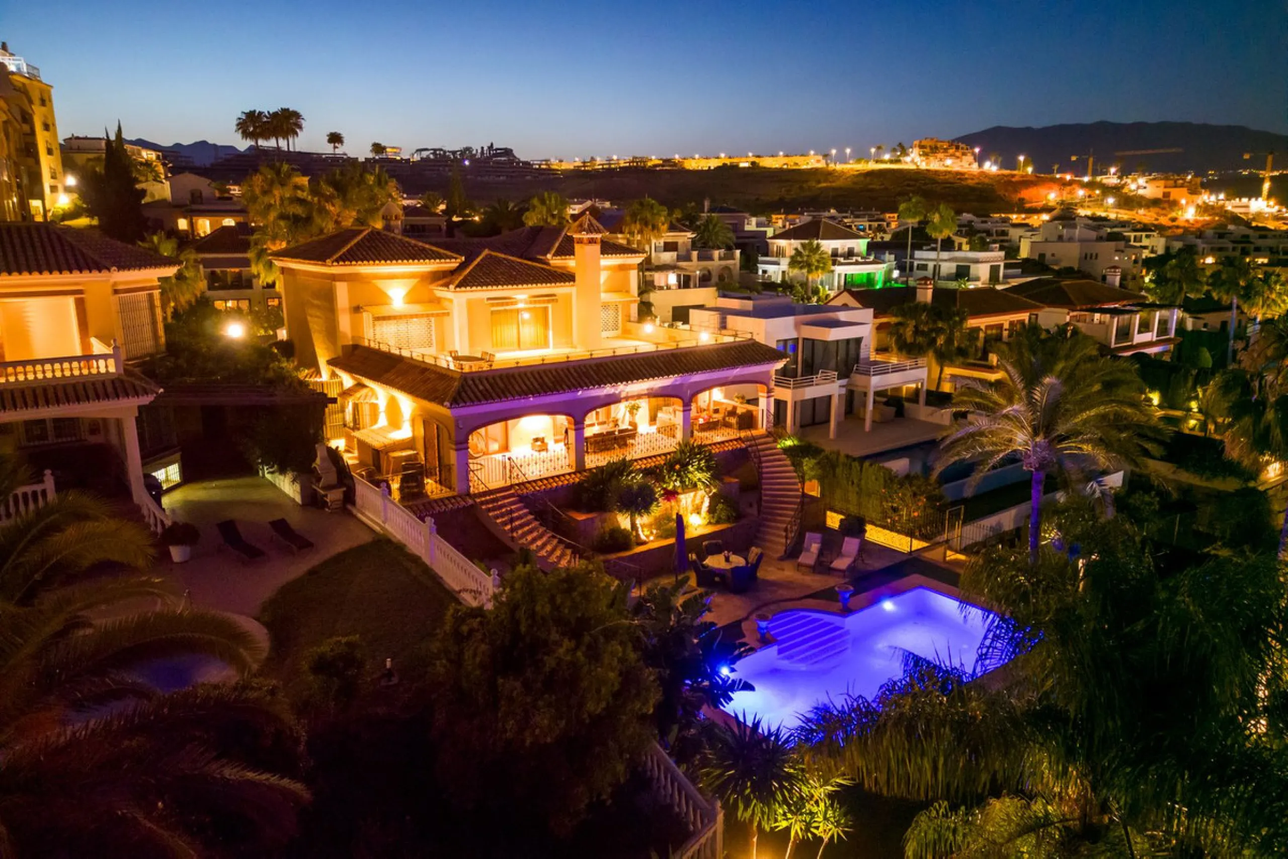 LUXURIOUS VILLA WITH SEA VIEWS AND TOP FACILITIES WITHIN WALKING DISTANCE OF LA CALA DE MIJAS