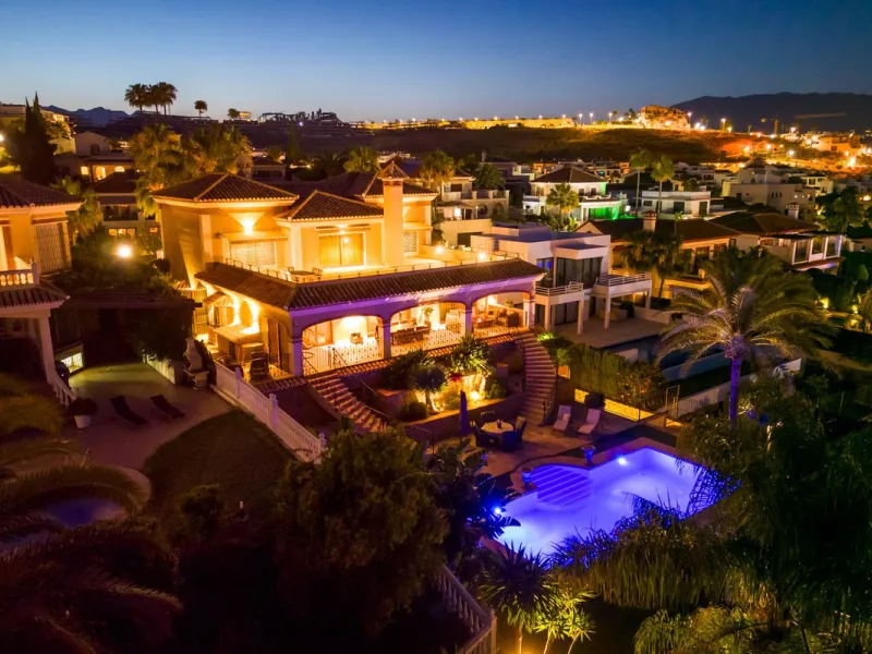 LUXURIOUS VILLA WITH SEA VIEWS AND TOP FACILITIES WITHIN WALKING DISTANCE OF LA CALA DE MIJAS