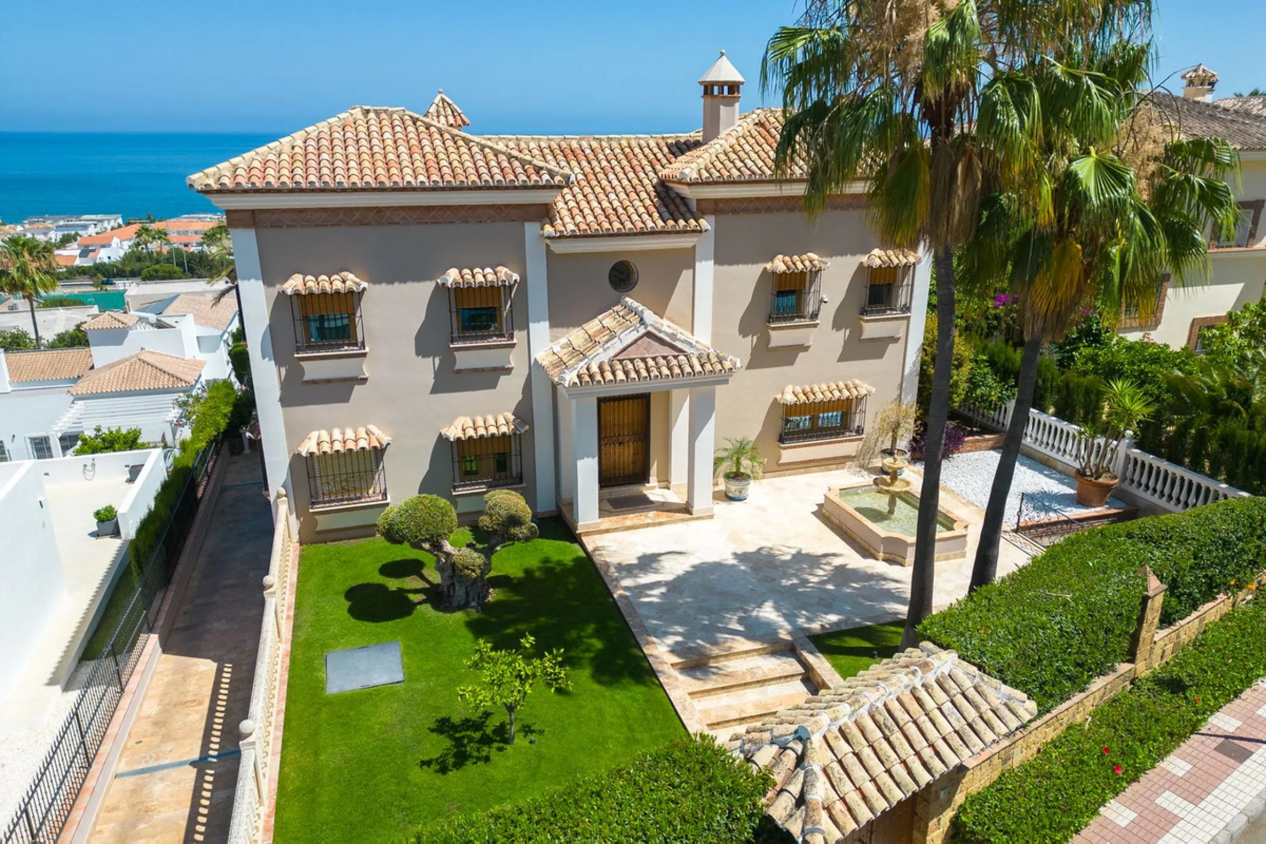 LUXURIOUS VILLA WITH SEA VIEWS AND TOP FACILITIES WITHIN WALKING DISTANCE OF LA CALA DE MIJAS