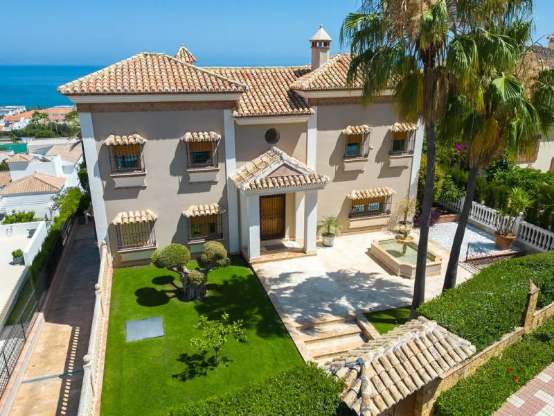 LUXURIOUS VILLA WITH SEA VIEWS AND TOP FACILITIES WITHIN WALKING DISTANCE OF LA CALA DE MIJAS