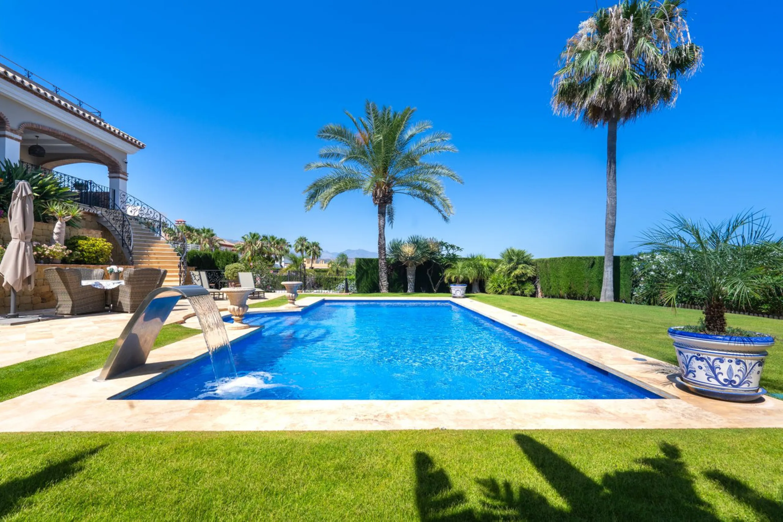 LUXURIOUS VILLA WITH SEA VIEWS AND TOP FACILITIES WITHIN WALKING DISTANCE OF LA CALA DE MIJAS