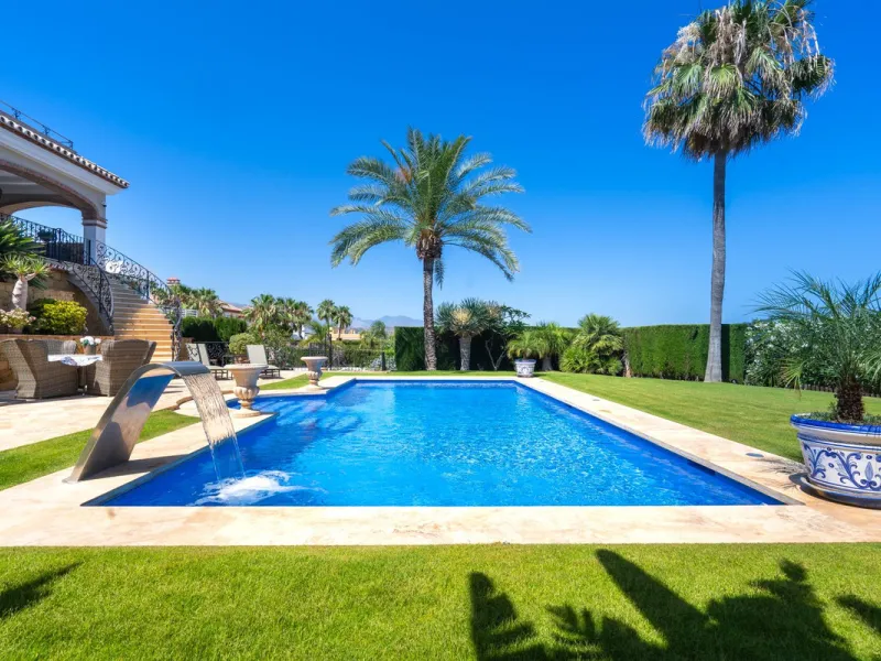 LUXURIOUS VILLA WITH SEA VIEWS AND TOP FACILITIES WITHIN WALKING DISTANCE OF LA CALA DE MIJAS