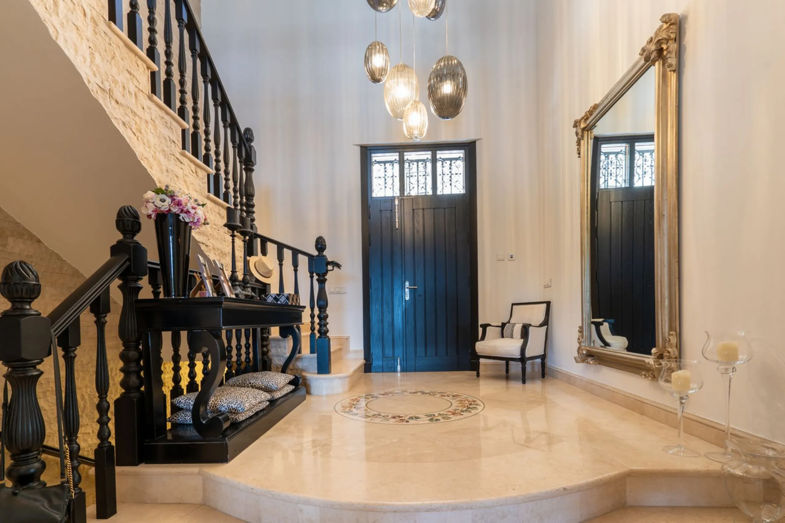 LUXURIOUS VILLA WITH SEA VIEWS AND TOP FACILITIES WITHIN WALKING DISTANCE OF LA CALA DE MIJAS