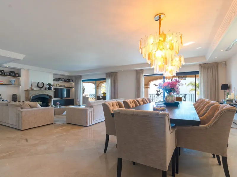 LUXURIOUS VILLA WITH SEA VIEWS AND TOP FACILITIES WITHIN WALKING DISTANCE OF LA CALA DE MIJAS