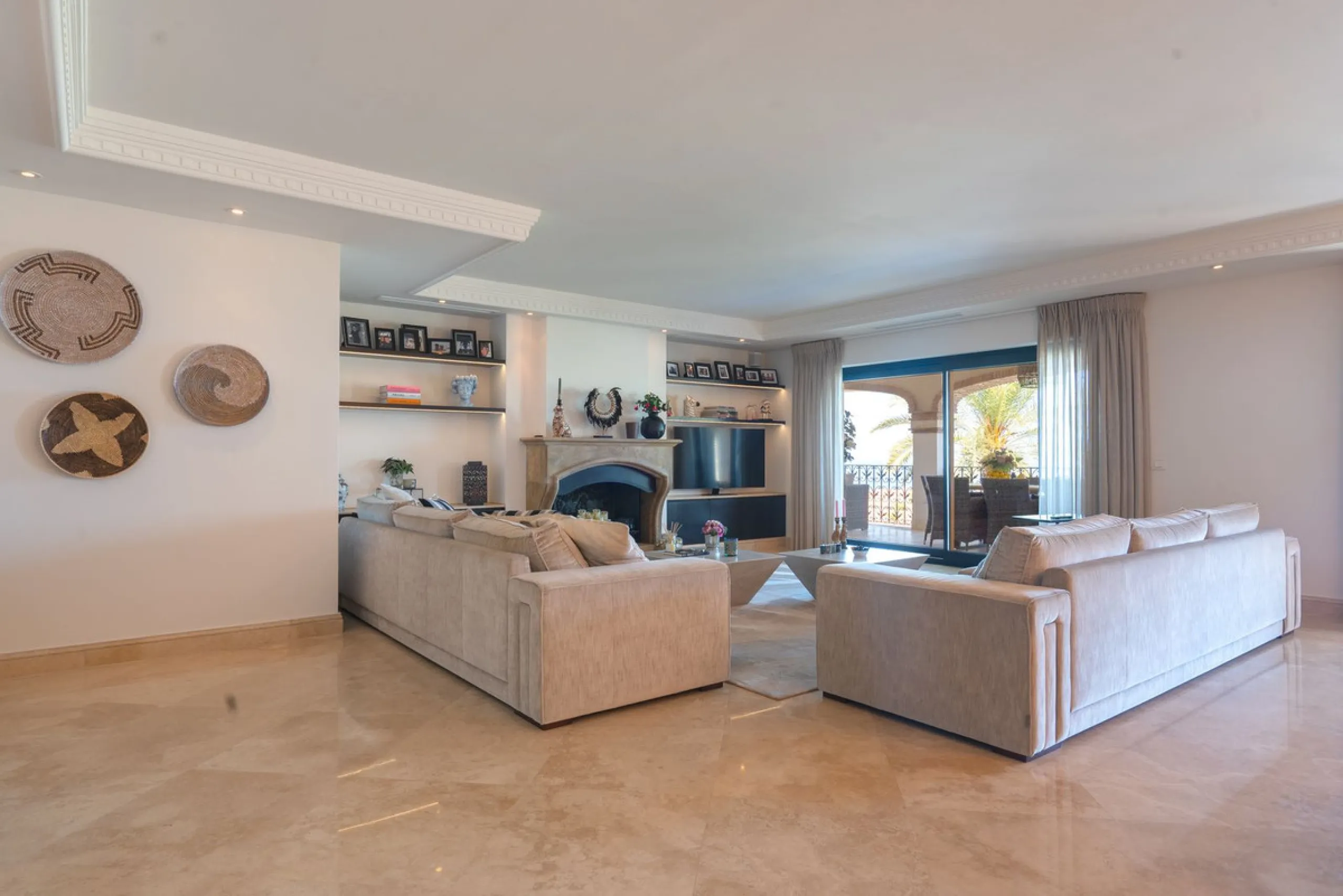LUXURIOUS VILLA WITH SEA VIEWS AND TOP FACILITIES WITHIN WALKING DISTANCE OF LA CALA DE MIJAS