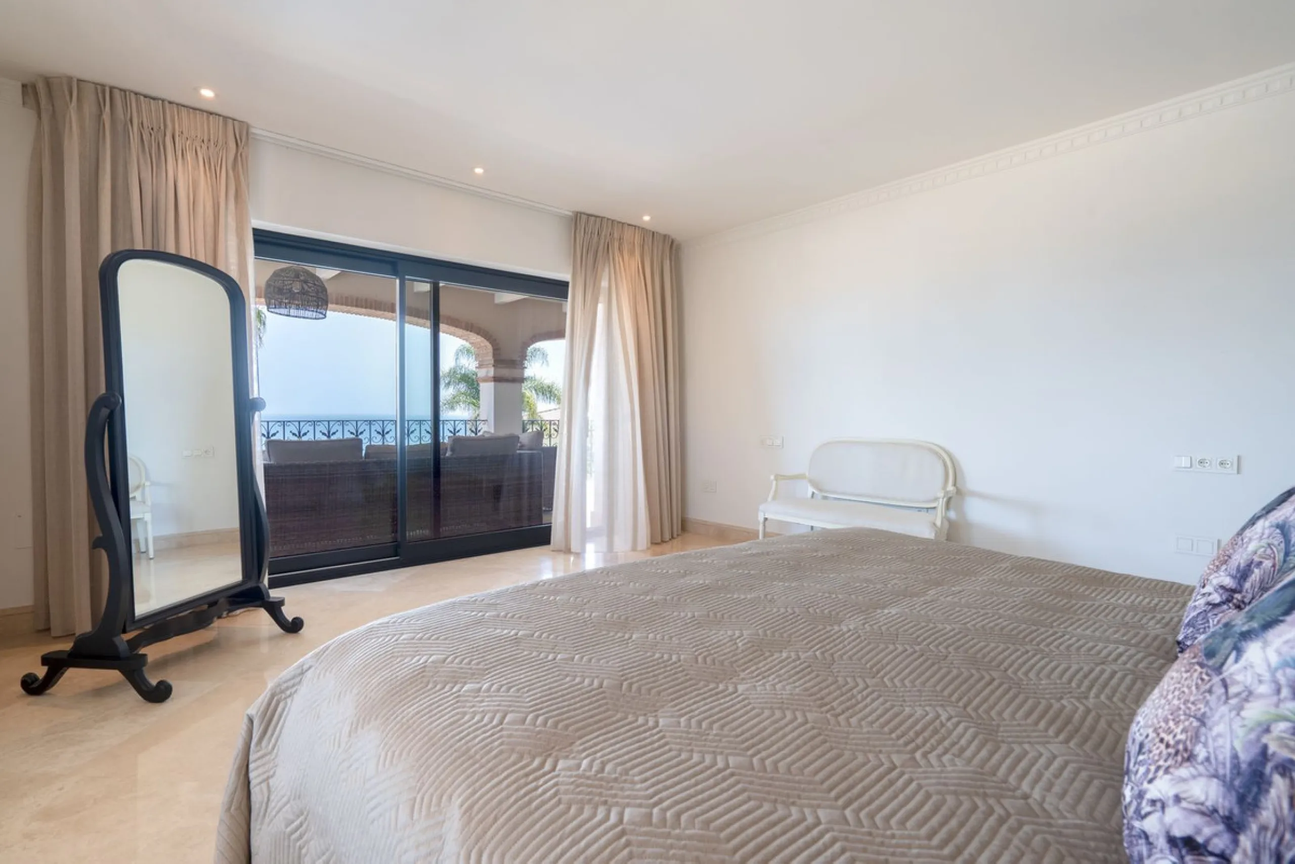 LUXURIOUS VILLA WITH SEA VIEWS AND TOP FACILITIES WITHIN WALKING DISTANCE OF LA CALA DE MIJAS
