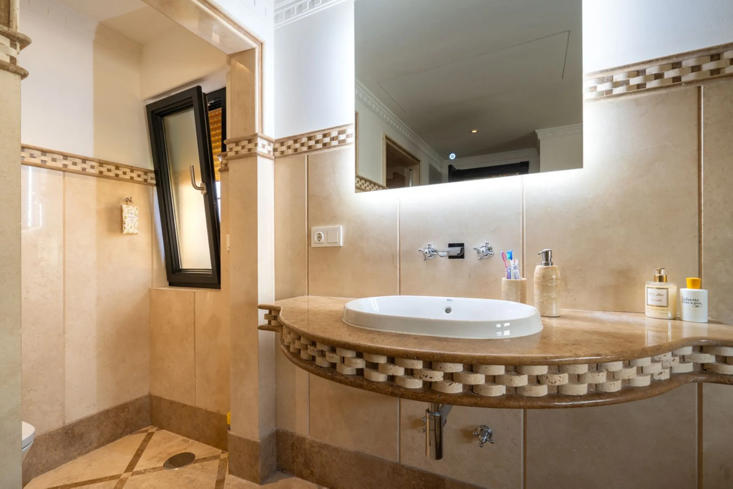 LUXURIOUS VILLA WITH SEA VIEWS AND TOP FACILITIES WITHIN WALKING DISTANCE OF LA CALA DE MIJAS
