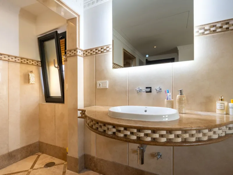 LUXURIOUS VILLA WITH SEA VIEWS AND TOP FACILITIES WITHIN WALKING DISTANCE OF LA CALA DE MIJAS
