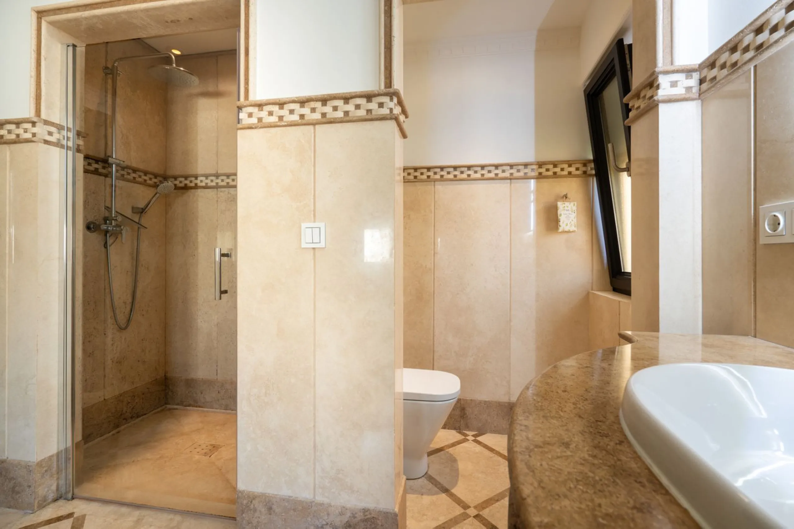 LUXURIOUS VILLA WITH SEA VIEWS AND TOP FACILITIES WITHIN WALKING DISTANCE OF LA CALA DE MIJAS