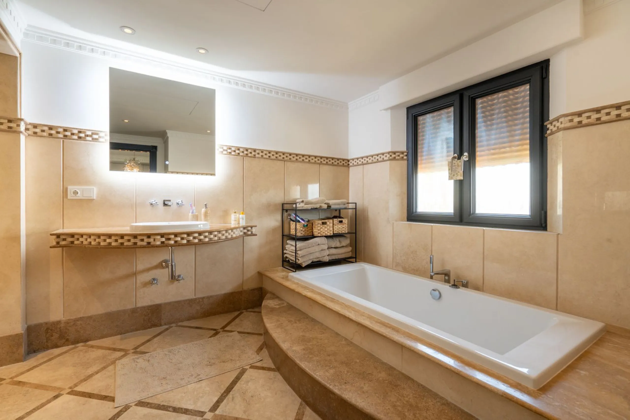 LUXURIOUS VILLA WITH SEA VIEWS AND TOP FACILITIES WITHIN WALKING DISTANCE OF LA CALA DE MIJAS