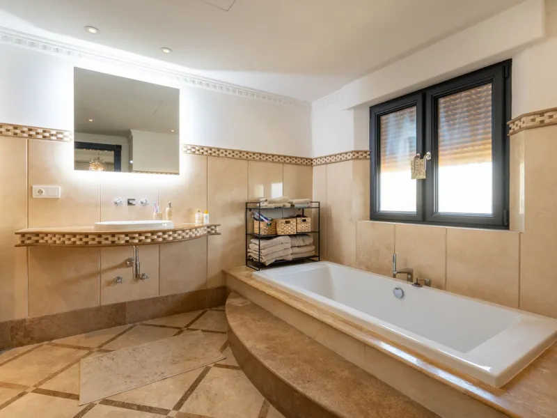 LUXURIOUS VILLA WITH SEA VIEWS AND TOP FACILITIES WITHIN WALKING DISTANCE OF LA CALA DE MIJAS