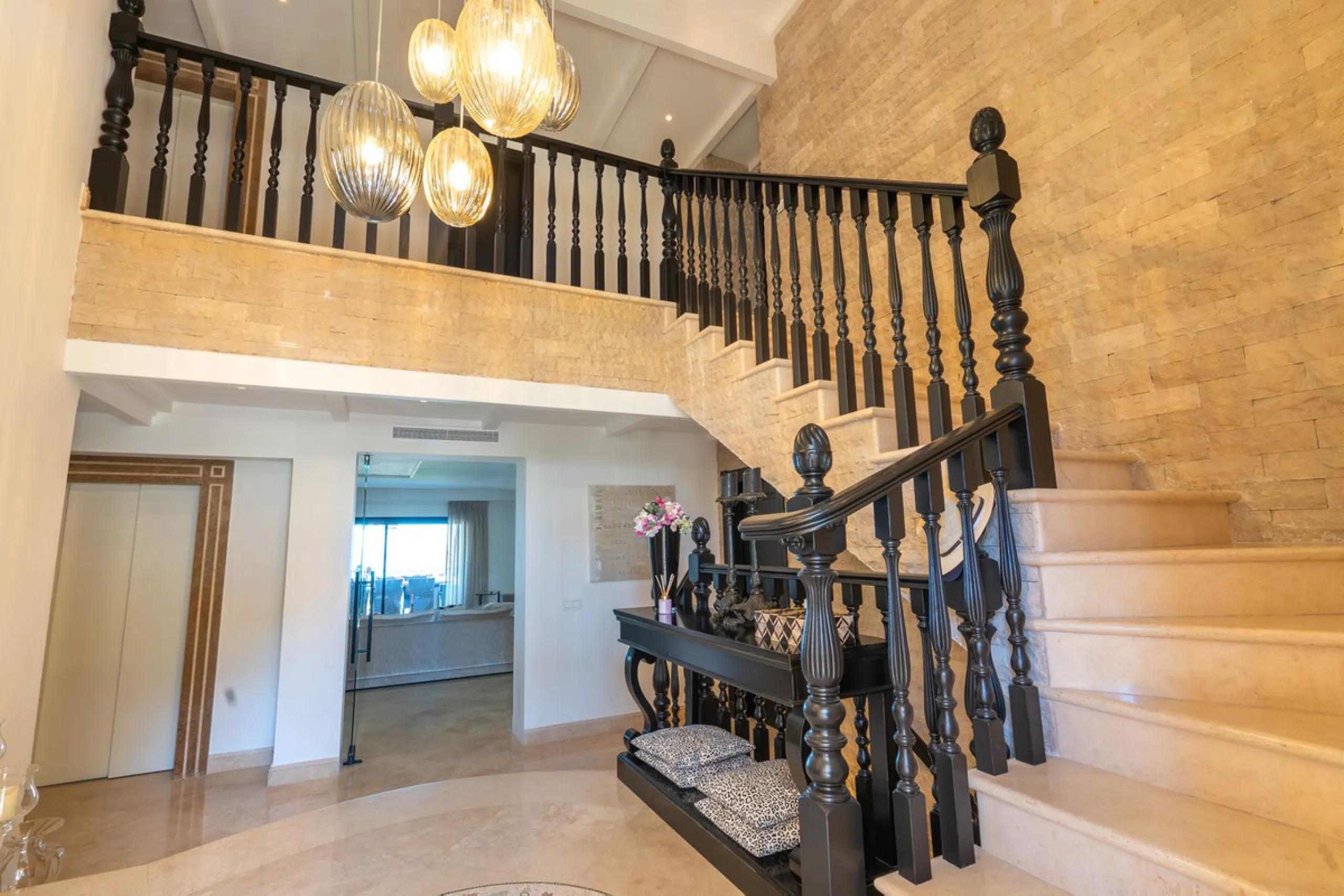 LUXURIOUS VILLA WITH SEA VIEWS AND TOP FACILITIES WITHIN WALKING DISTANCE OF LA CALA DE MIJAS
