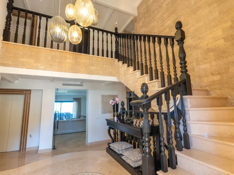 LUXURIOUS VILLA WITH SEA VIEWS AND TOP FACILITIES WITHIN WALKING DISTANCE OF LA CALA DE MIJAS