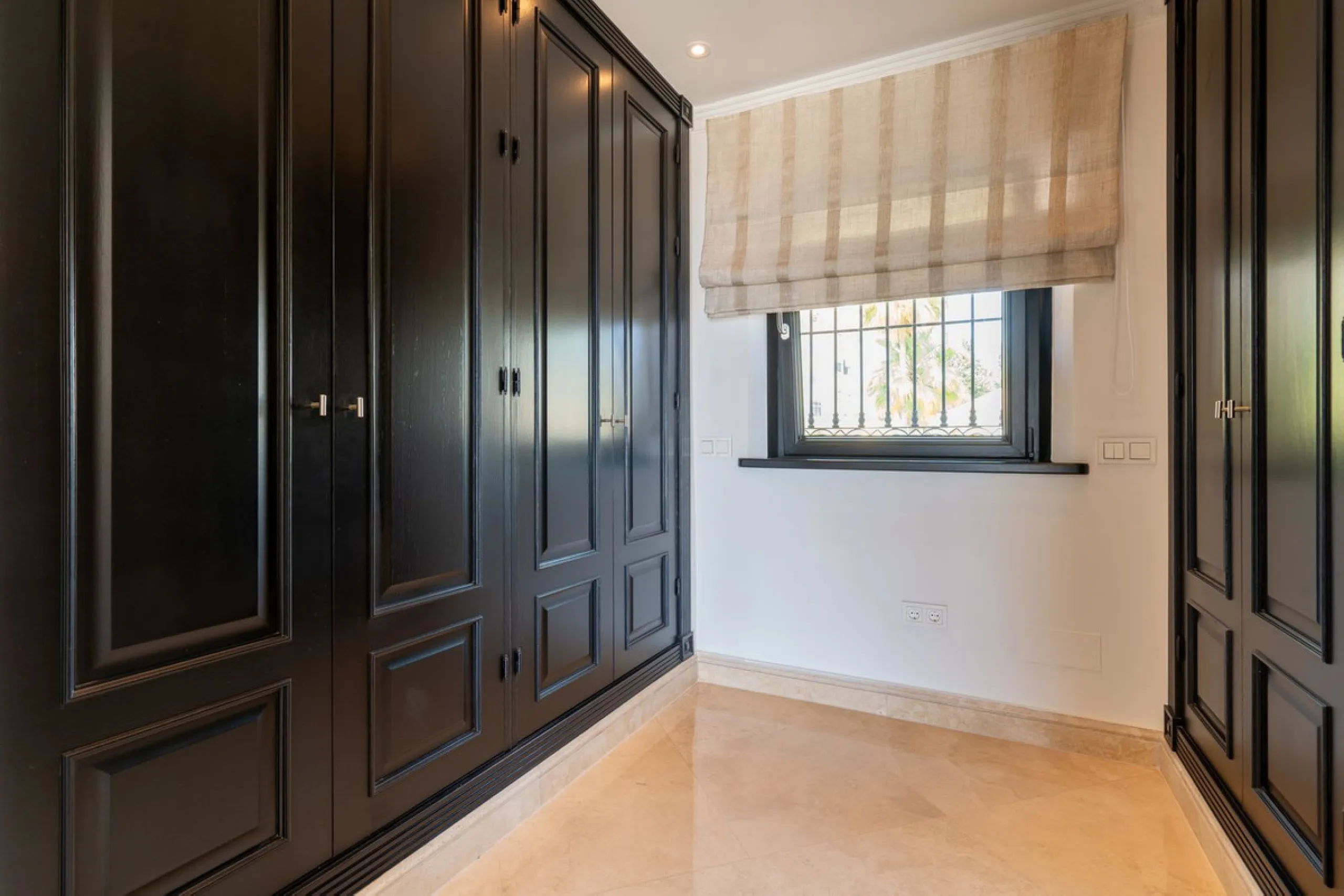 LUXURIOUS VILLA WITH SEA VIEWS AND TOP FACILITIES WITHIN WALKING DISTANCE OF LA CALA DE MIJAS