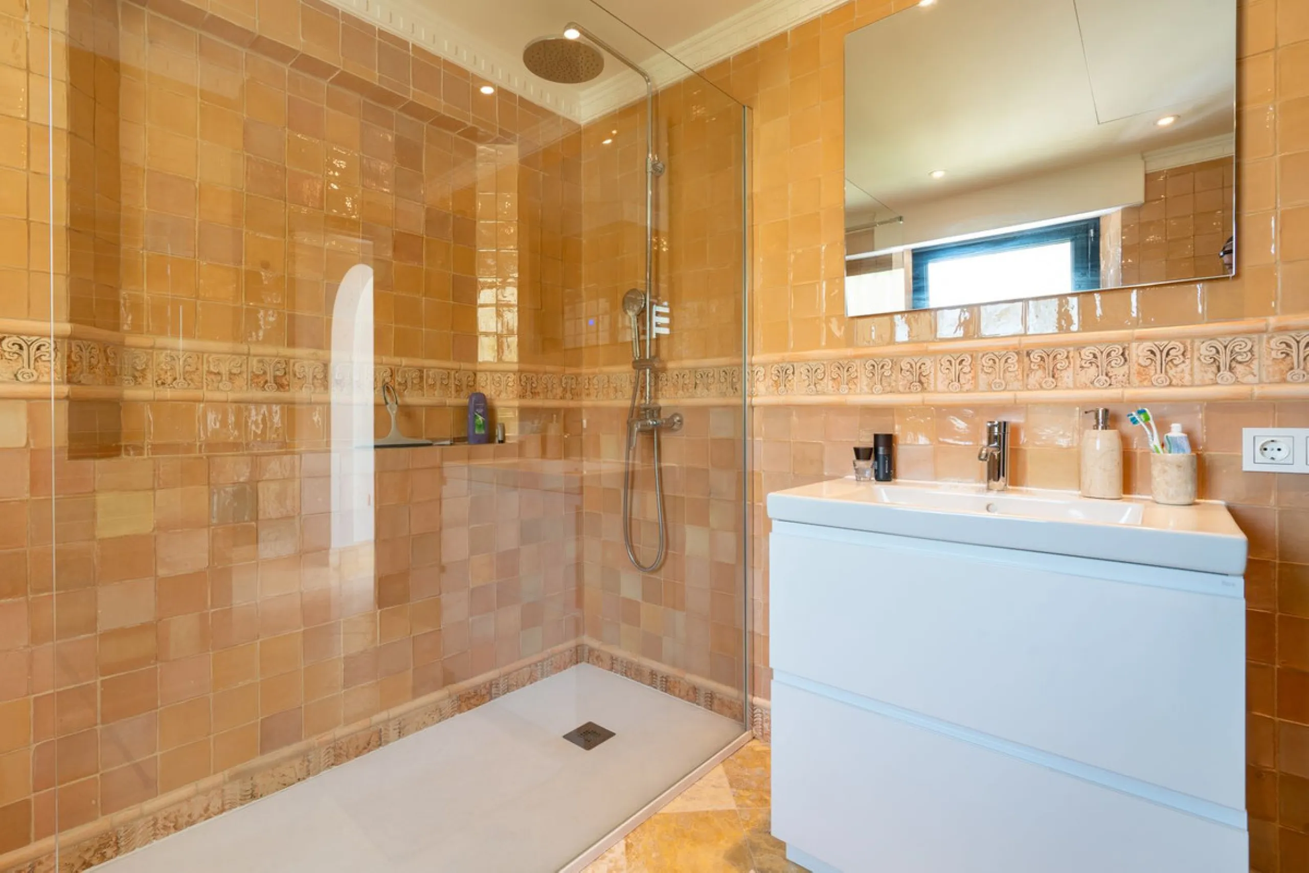 LUXURIOUS VILLA WITH SEA VIEWS AND TOP FACILITIES WITHIN WALKING DISTANCE OF LA CALA DE MIJAS