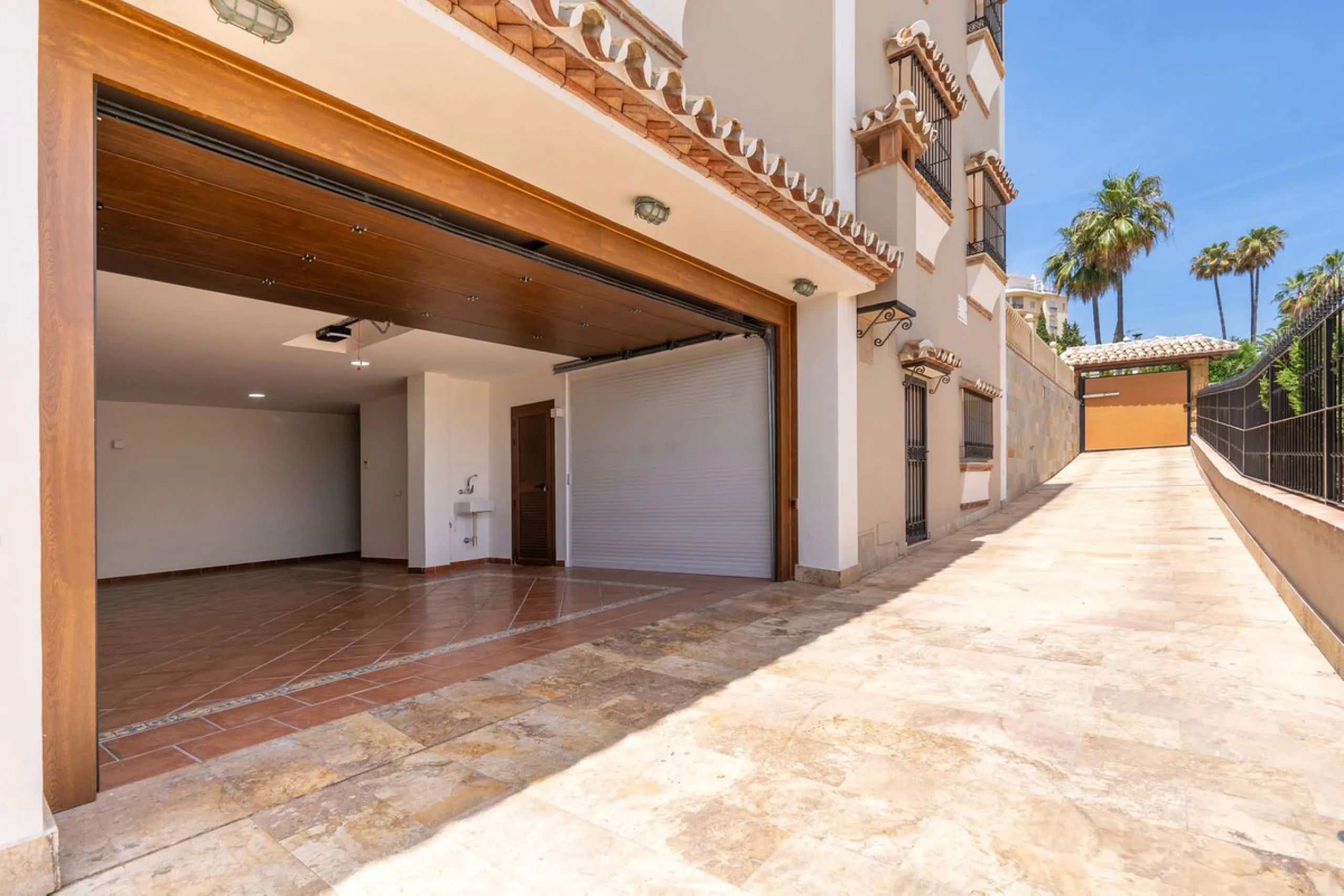 LUXURIOUS VILLA WITH SEA VIEWS AND TOP FACILITIES WITHIN WALKING DISTANCE OF LA CALA DE MIJAS