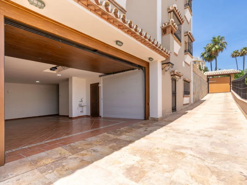 LUXURIOUS VILLA WITH SEA VIEWS AND TOP FACILITIES WITHIN WALKING DISTANCE OF LA CALA DE MIJAS
