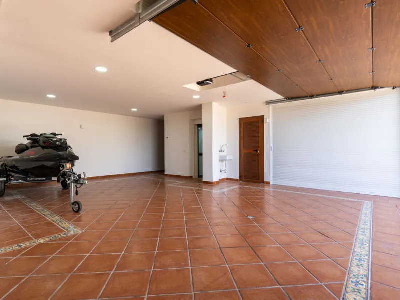 LUXURIOUS VILLA WITH SEA VIEWS AND TOP FACILITIES WITHIN WALKING DISTANCE OF LA CALA DE MIJAS