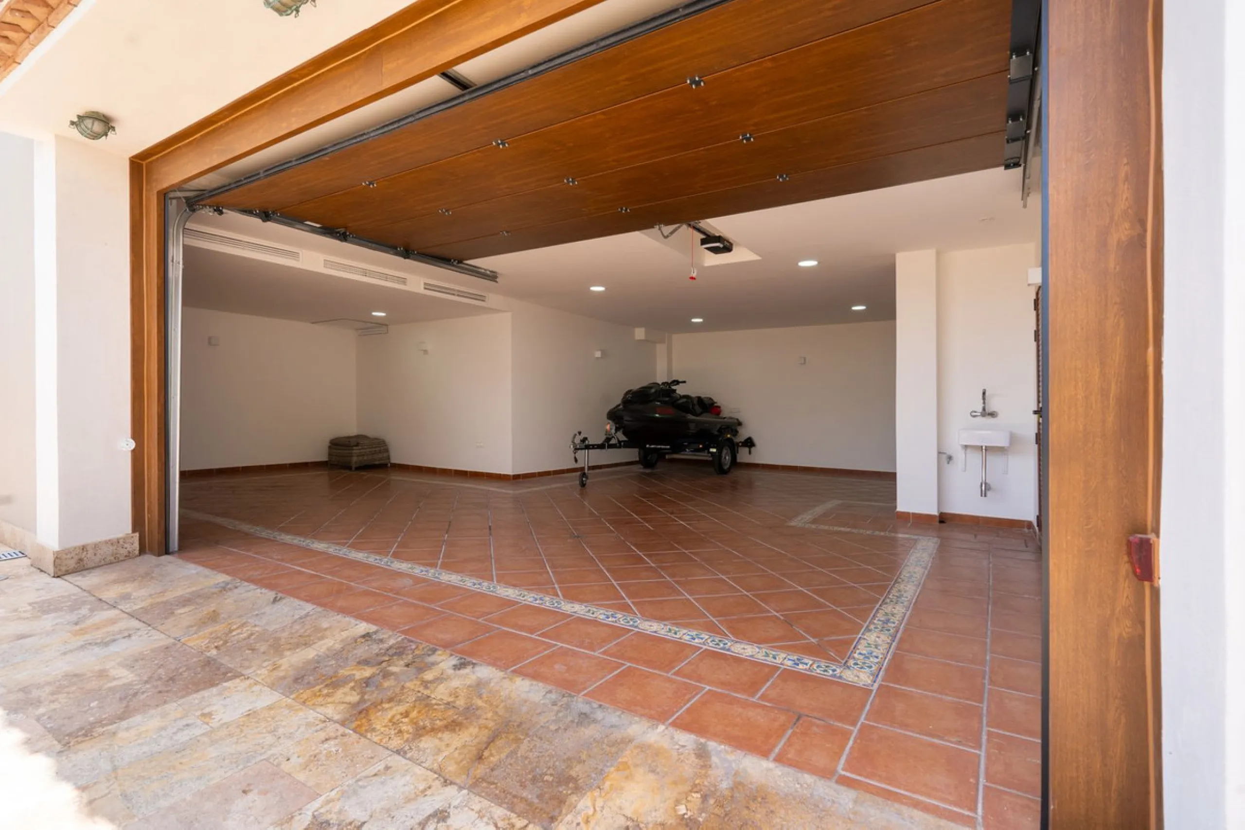 LUXURIOUS VILLA WITH SEA VIEWS AND TOP FACILITIES WITHIN WALKING DISTANCE OF LA CALA DE MIJAS