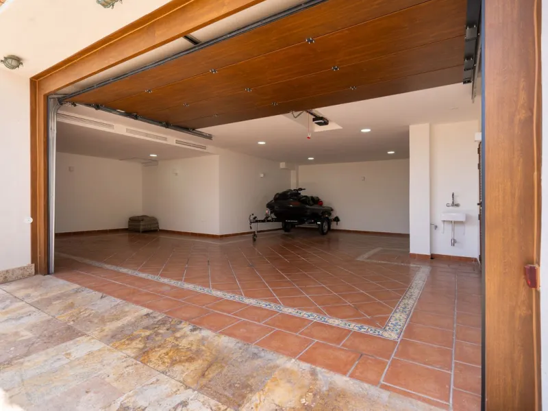 LUXURIOUS VILLA WITH SEA VIEWS AND TOP FACILITIES WITHIN WALKING DISTANCE OF LA CALA DE MIJAS