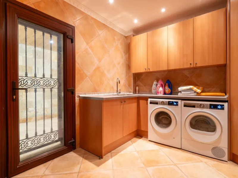 LUXURIOUS VILLA WITH SEA VIEWS AND TOP FACILITIES WITHIN WALKING DISTANCE OF LA CALA DE MIJAS