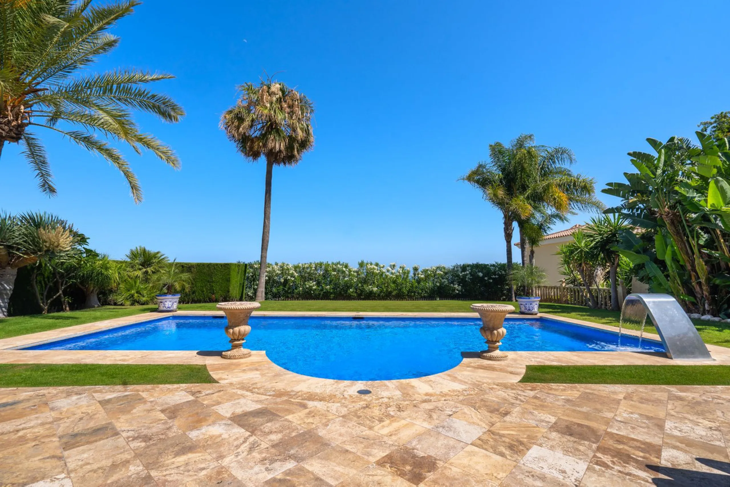 LUXURIOUS VILLA WITH SEA VIEWS AND TOP FACILITIES WITHIN WALKING DISTANCE OF LA CALA DE MIJAS