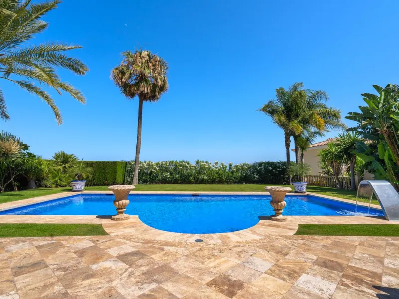 LUXURIOUS VILLA WITH SEA VIEWS AND TOP FACILITIES WITHIN WALKING DISTANCE OF LA CALA DE MIJAS
