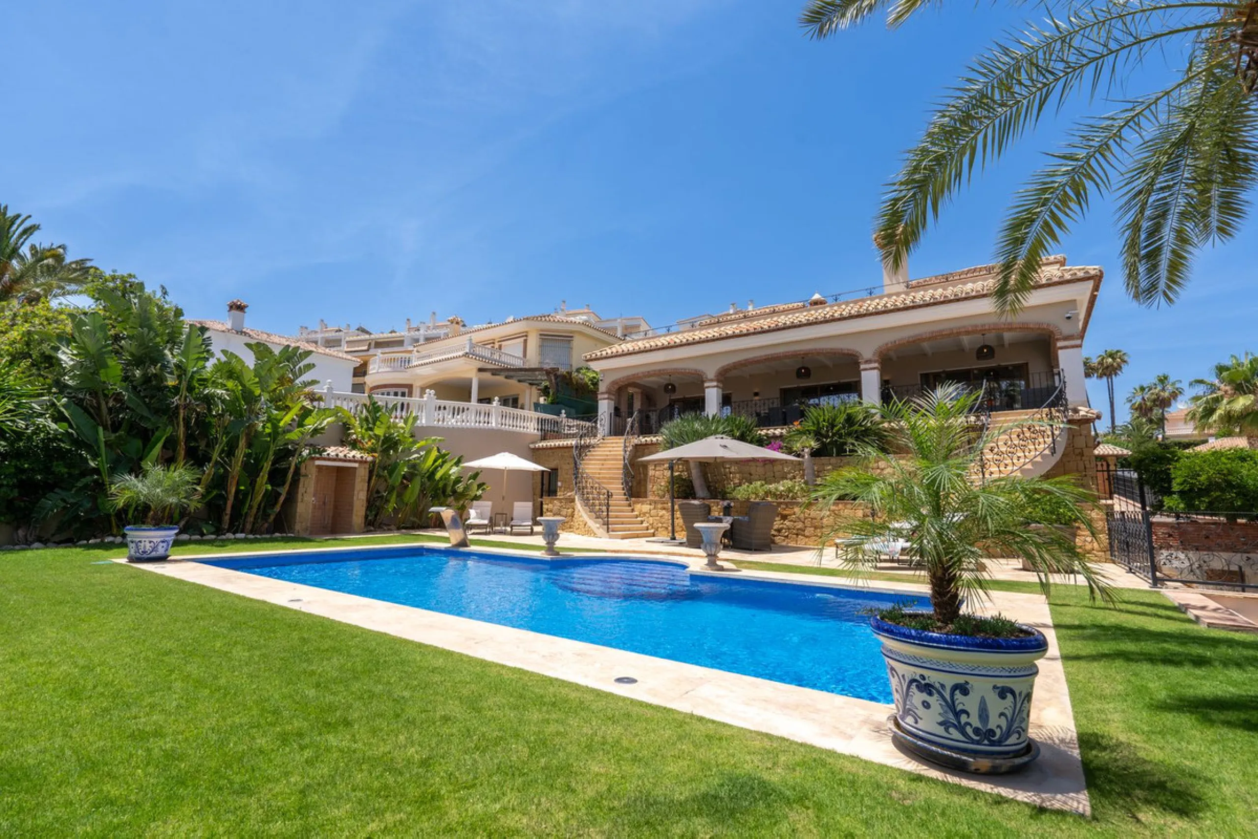 LUXURIOUS VILLA WITH SEA VIEWS AND TOP FACILITIES WITHIN WALKING DISTANCE OF LA CALA DE MIJAS