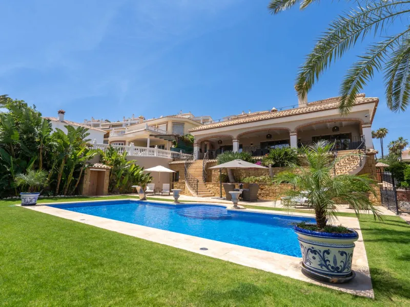 LUXURIOUS VILLA WITH SEA VIEWS AND TOP FACILITIES WITHIN WALKING DISTANCE OF LA CALA DE MIJAS