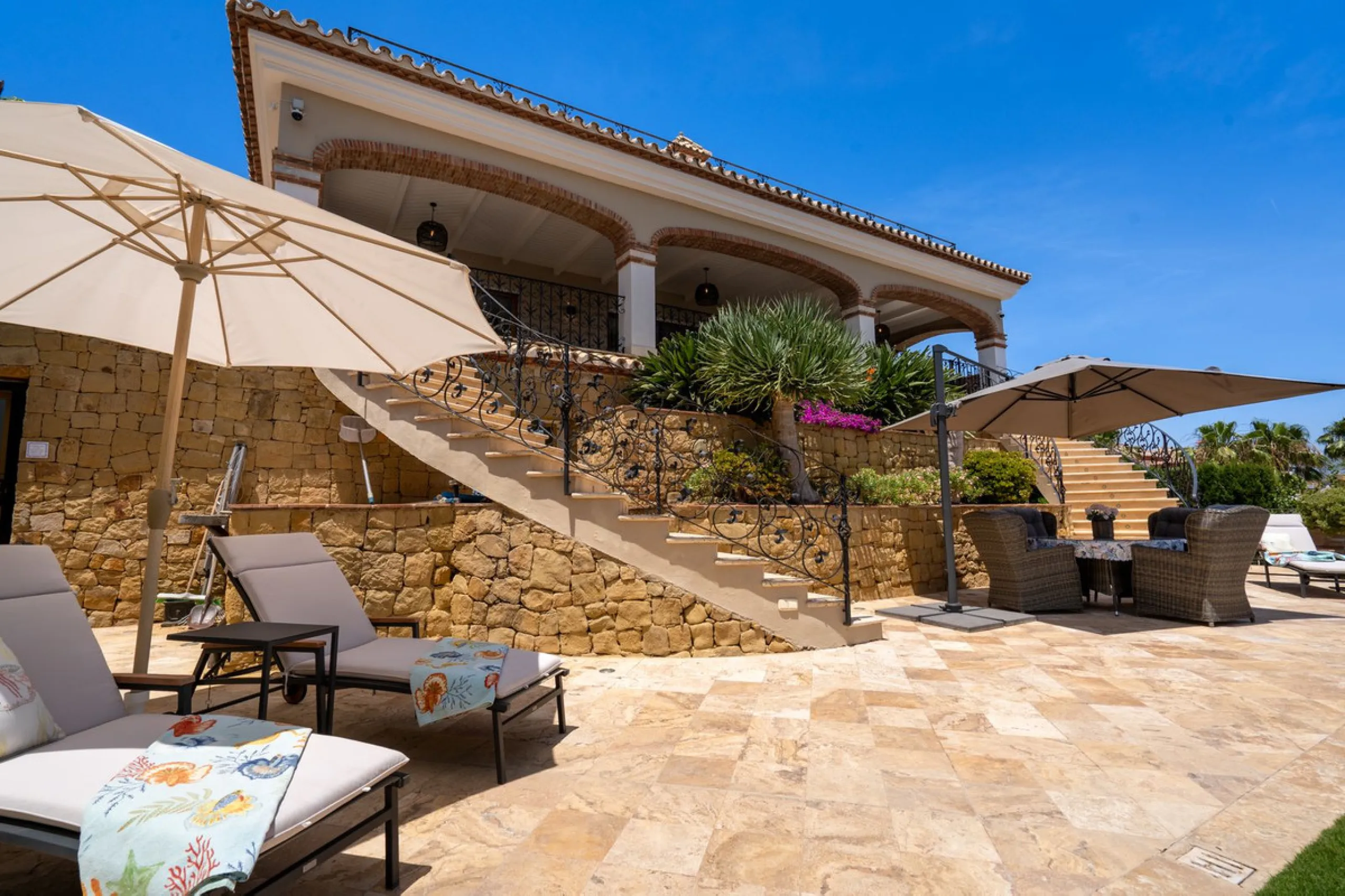 LUXURIOUS VILLA WITH SEA VIEWS AND TOP FACILITIES WITHIN WALKING DISTANCE OF LA CALA DE MIJAS