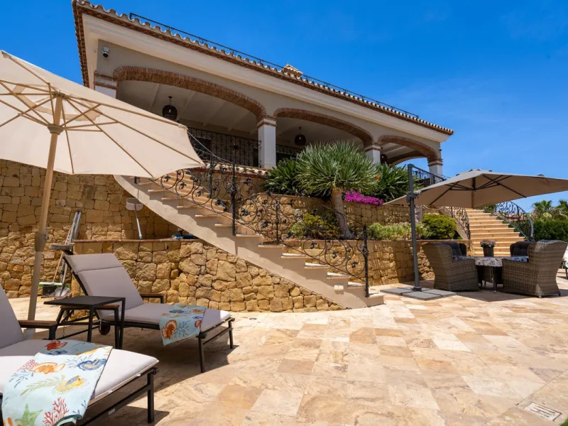 LUXURIOUS VILLA WITH SEA VIEWS AND TOP FACILITIES WITHIN WALKING DISTANCE OF LA CALA DE MIJAS