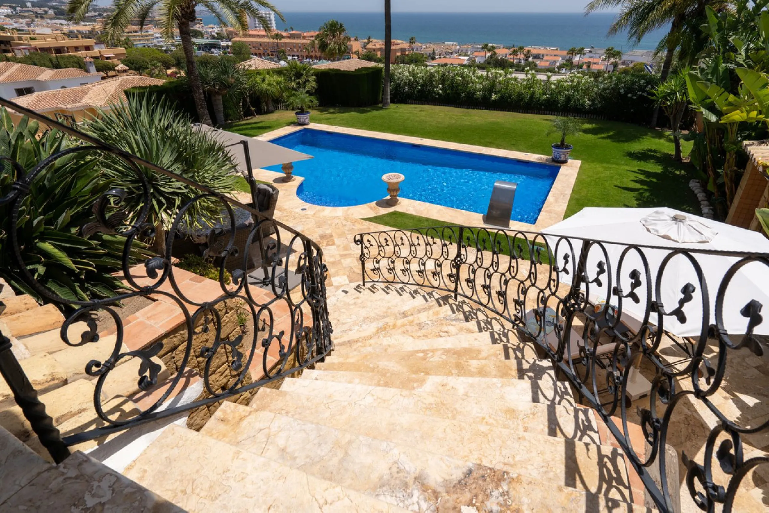 LUXURIOUS VILLA WITH SEA VIEWS AND TOP FACILITIES WITHIN WALKING DISTANCE OF LA CALA DE MIJAS