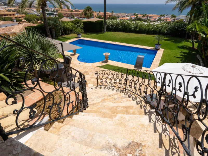 LUXURIOUS VILLA WITH SEA VIEWS AND TOP FACILITIES WITHIN WALKING DISTANCE OF LA CALA DE MIJAS