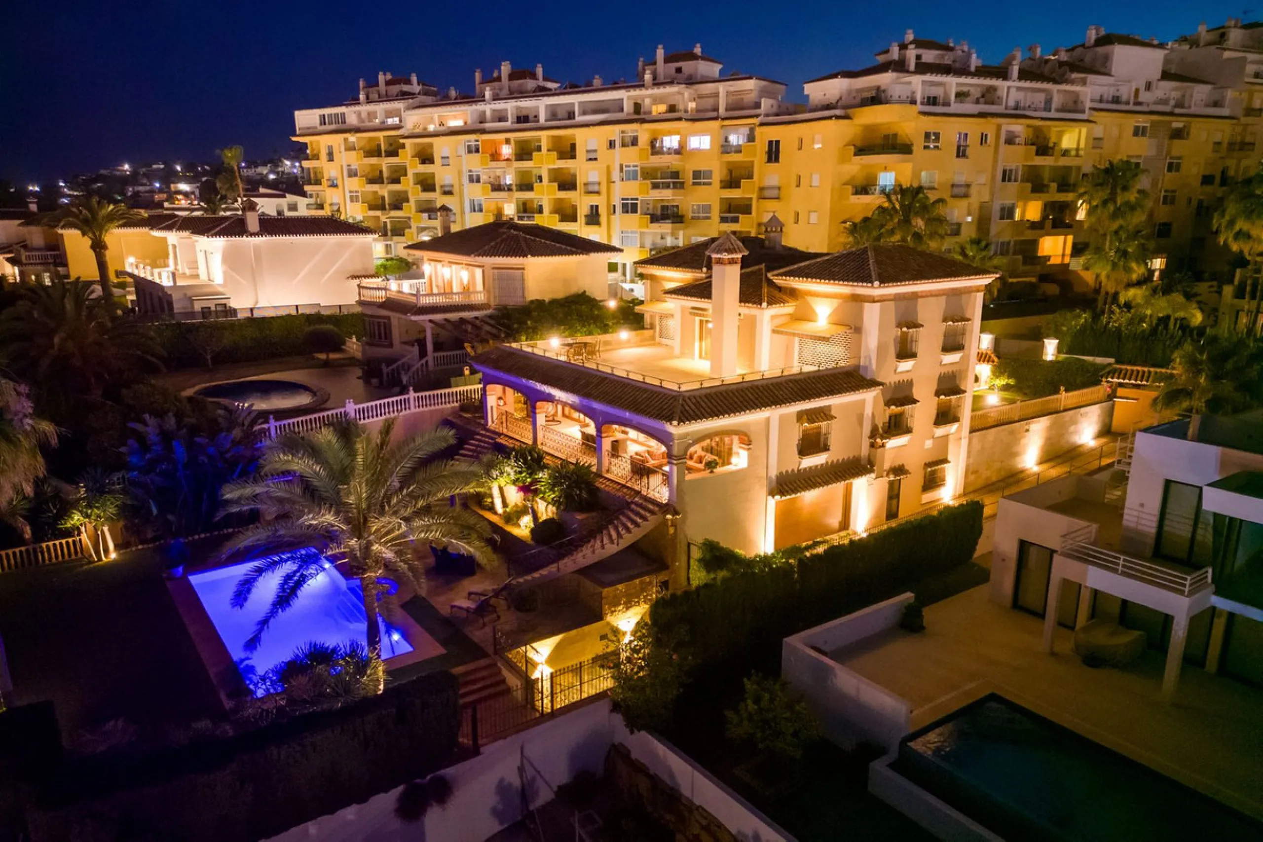 LUXURIOUS VILLA WITH SEA VIEWS AND TOP FACILITIES WITHIN WALKING DISTANCE OF LA CALA DE MIJAS
