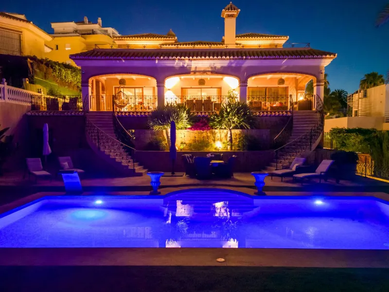 LUXURIOUS VILLA WITH SEA VIEWS AND TOP FACILITIES WITHIN WALKING DISTANCE OF LA CALA DE MIJAS