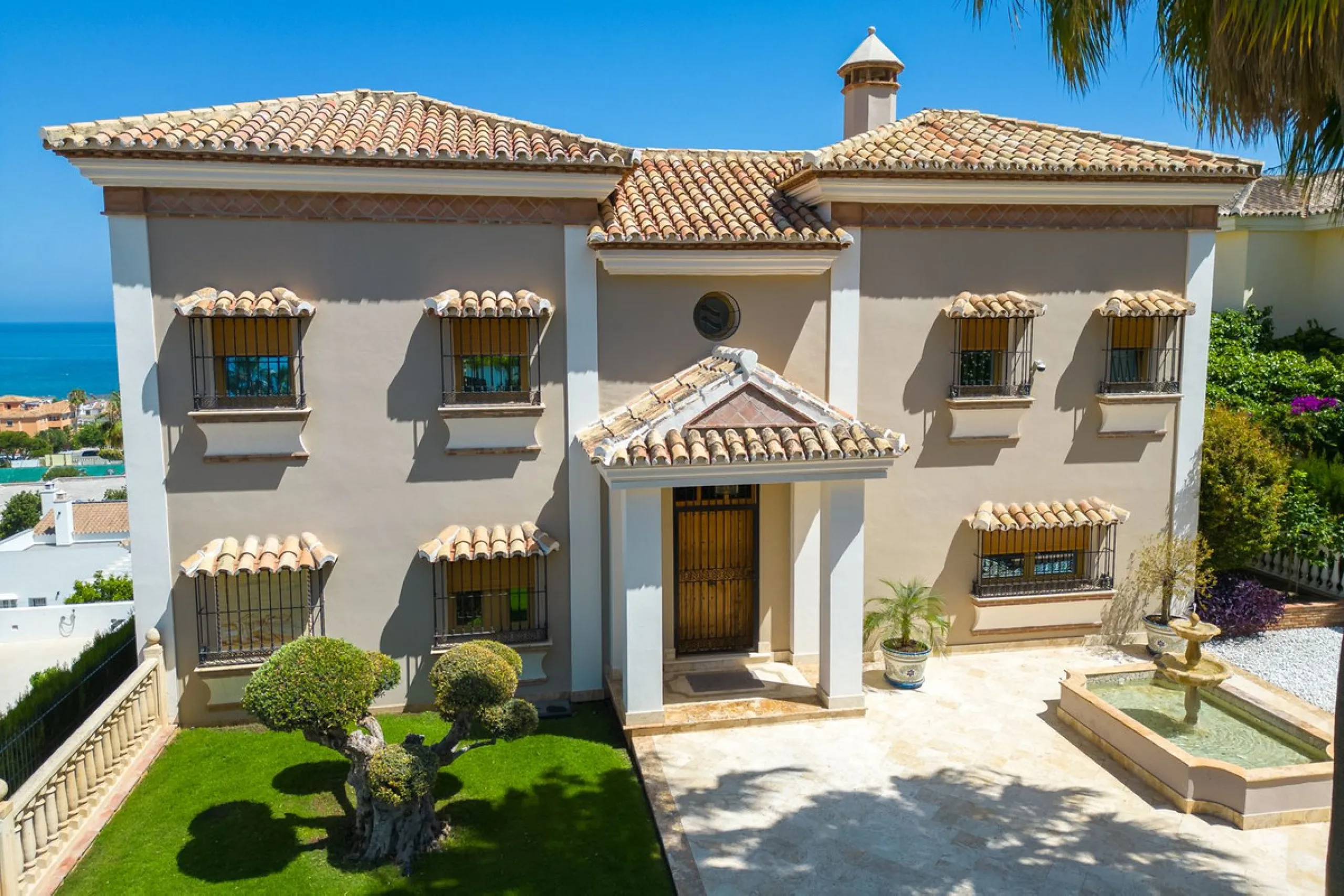 LUXURIOUS VILLA WITH SEA VIEWS AND TOP FACILITIES WITHIN WALKING DISTANCE OF LA CALA DE MIJAS