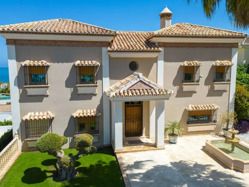 LUXURIOUS VILLA WITH SEA VIEWS AND TOP FACILITIES WITHIN WALKING DISTANCE OF LA CALA DE MIJAS