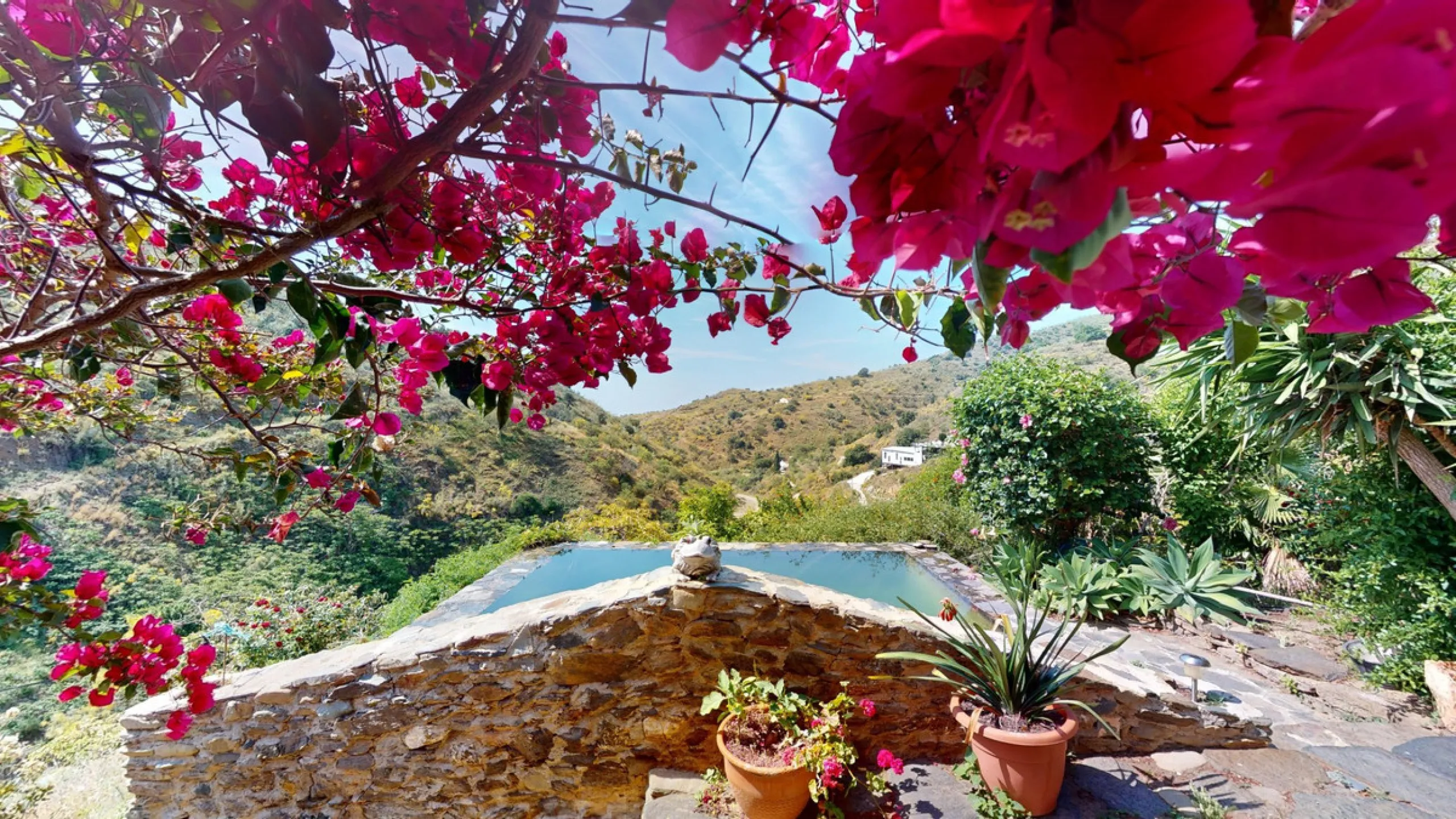 Immerse yourself in the tranquility and rustic charm of this impressive country house located in the idyllic Rincón de la Victoria. With a stone facade that exudes authenticity and character, this property is perfect for those seeking a serene and spaciou