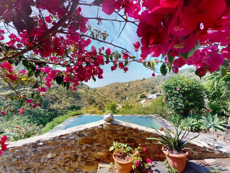 Immerse yourself in the tranquility and rustic charm of this impressive country house located in the idyllic Rincón de la Victoria. With a stone facade that exudes authenticity and character, this property is perfect for those seeking a serene and spaciou