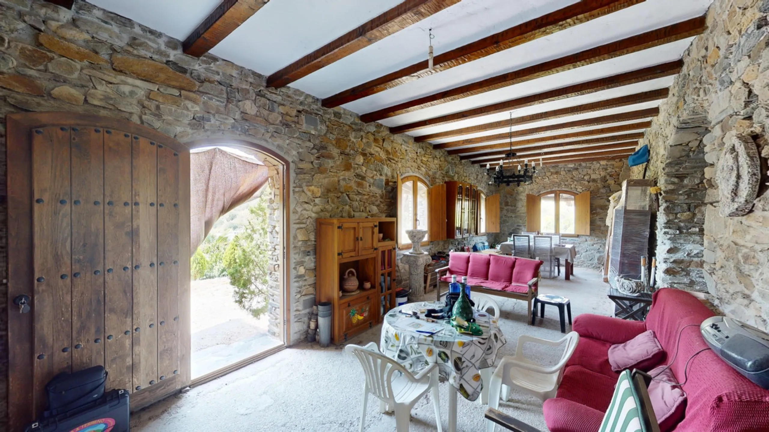 Immerse yourself in the tranquility and rustic charm of this impressive country house located in the idyllic Rincón de la Victoria. With a stone facade that exudes authenticity and character, this property is perfect for those seeking a serene and spaciou