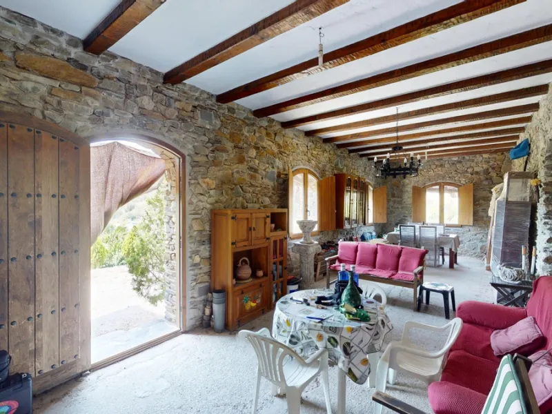 Immerse yourself in the tranquility and rustic charm of this impressive country house located in the idyllic Rincón de la Victoria. With a stone facade that exudes authenticity and character, this property is perfect for those seeking a serene and spaciou