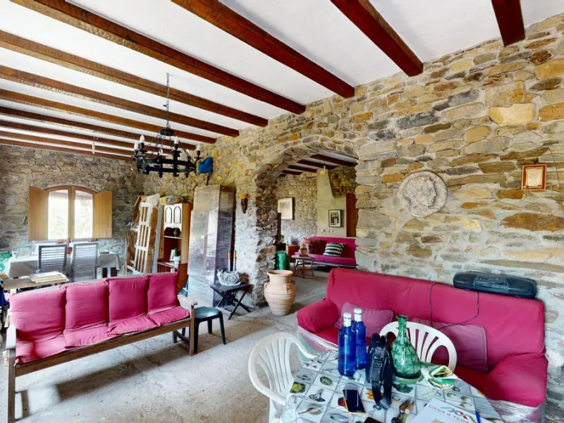 Immerse yourself in the tranquility and rustic charm of this impressive country house located in the idyllic Rincón de la Victoria. With a stone facade that exudes authenticity and character, this property is perfect for those seeking a serene and spaciou