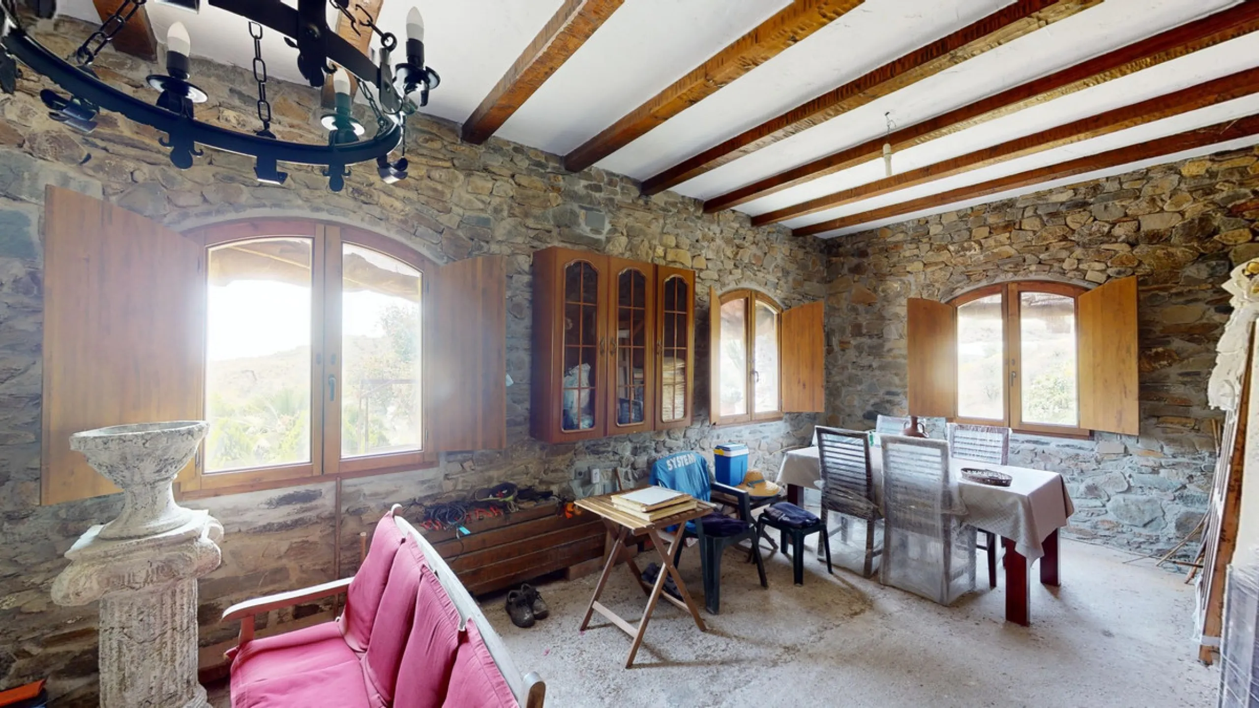 Immerse yourself in the tranquility and rustic charm of this impressive country house located in the idyllic Rincón de la Victoria. With a stone facade that exudes authenticity and character, this property is perfect for those seeking a serene and spaciou