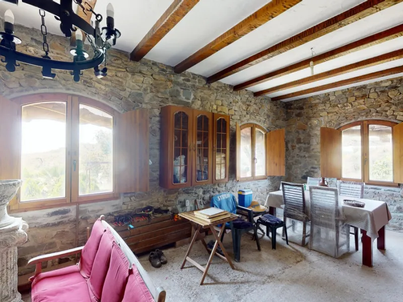 Immerse yourself in the tranquility and rustic charm of this impressive country house located in the idyllic Rincón de la Victoria. With a stone facade that exudes authenticity and character, this property is perfect for those seeking a serene and spaciou