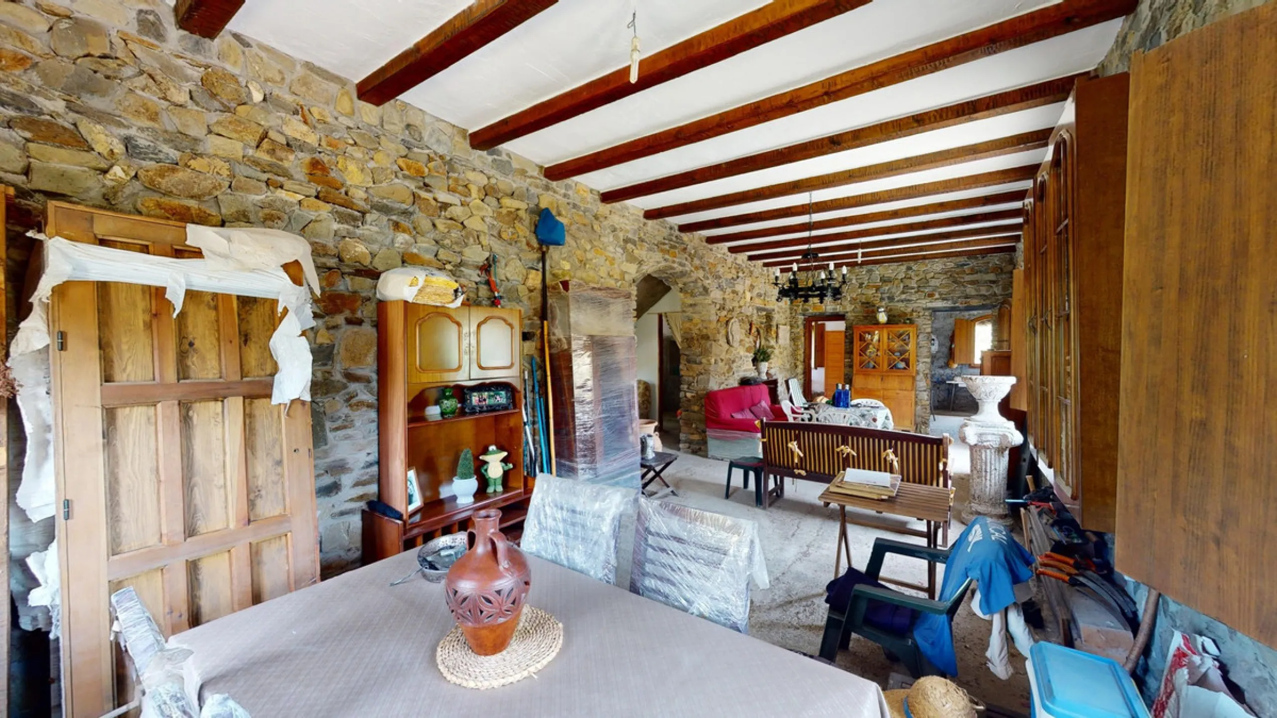 Immerse yourself in the tranquility and rustic charm of this impressive country house located in the idyllic Rincón de la Victoria. With a stone facade that exudes authenticity and character, this property is perfect for those seeking a serene and spaciou