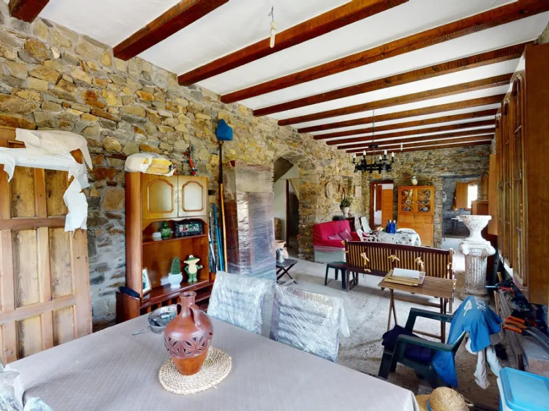 Immerse yourself in the tranquility and rustic charm of this impressive country house located in the idyllic Rincón de la Victoria. With a stone facade that exudes authenticity and character, this property is perfect for those seeking a serene and spaciou