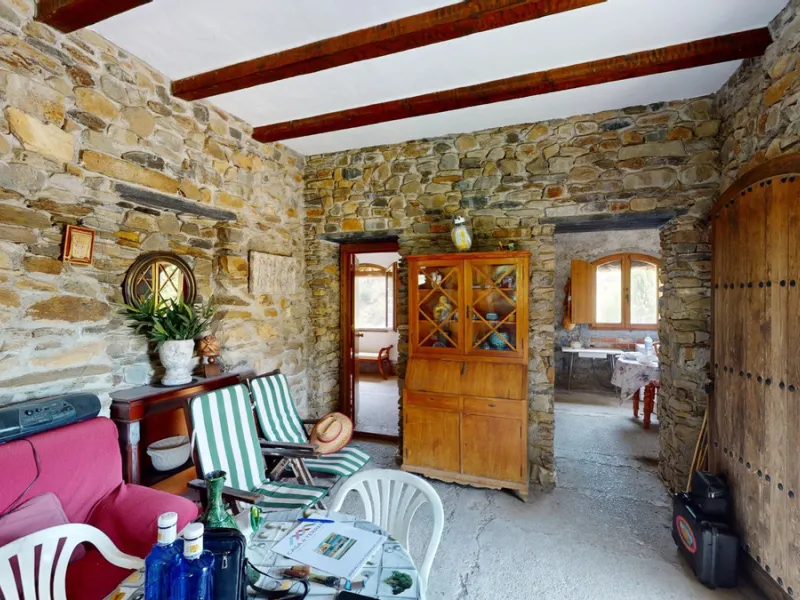 Immerse yourself in the tranquility and rustic charm of this impressive country house located in the idyllic Rincón de la Victoria. With a stone facade that exudes authenticity and character, this property is perfect for those seeking a serene and spaciou