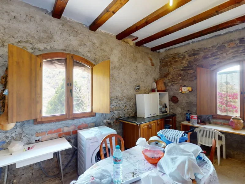 Immerse yourself in the tranquility and rustic charm of this impressive country house located in the idyllic Rincón de la Victoria. With a stone facade that exudes authenticity and character, this property is perfect for those seeking a serene and spaciou
